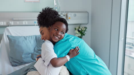 Mujer-Feliz,-Médico-Y-Niño-Abrazo-Para-Osito-De-Peluche