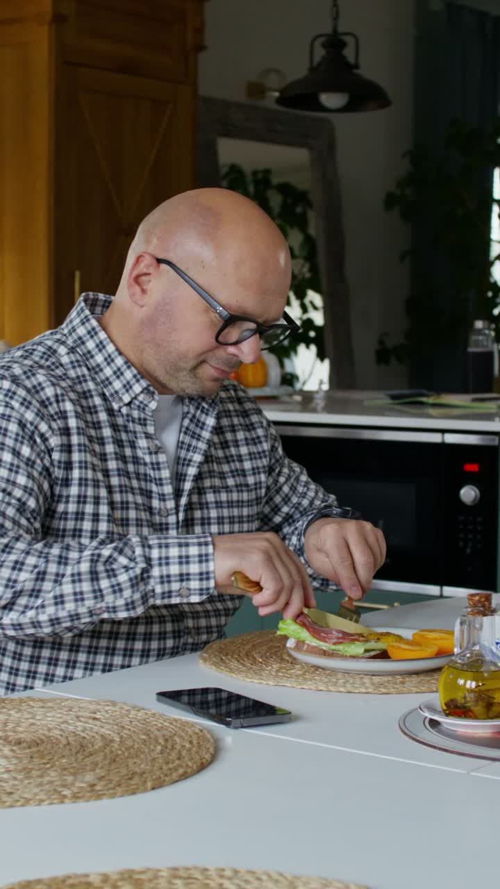hombre desayunando en casa