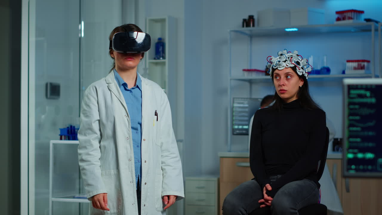 investigador profesional que lleva gafas de realidad virtual