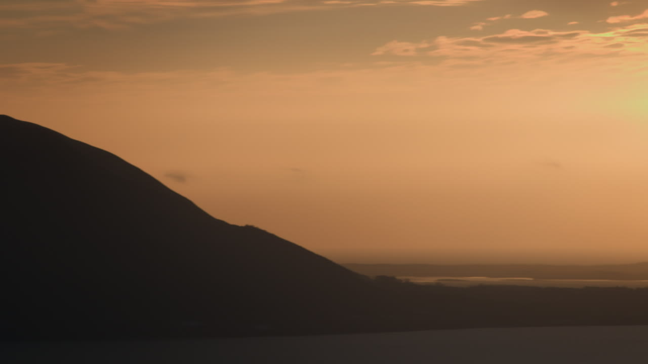 amanecer en el cielo naranja sobre warrenpoint desde el punto de vista de flagstaff en fathom hill cerca de newry