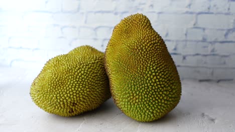 dos jackfruits frescos