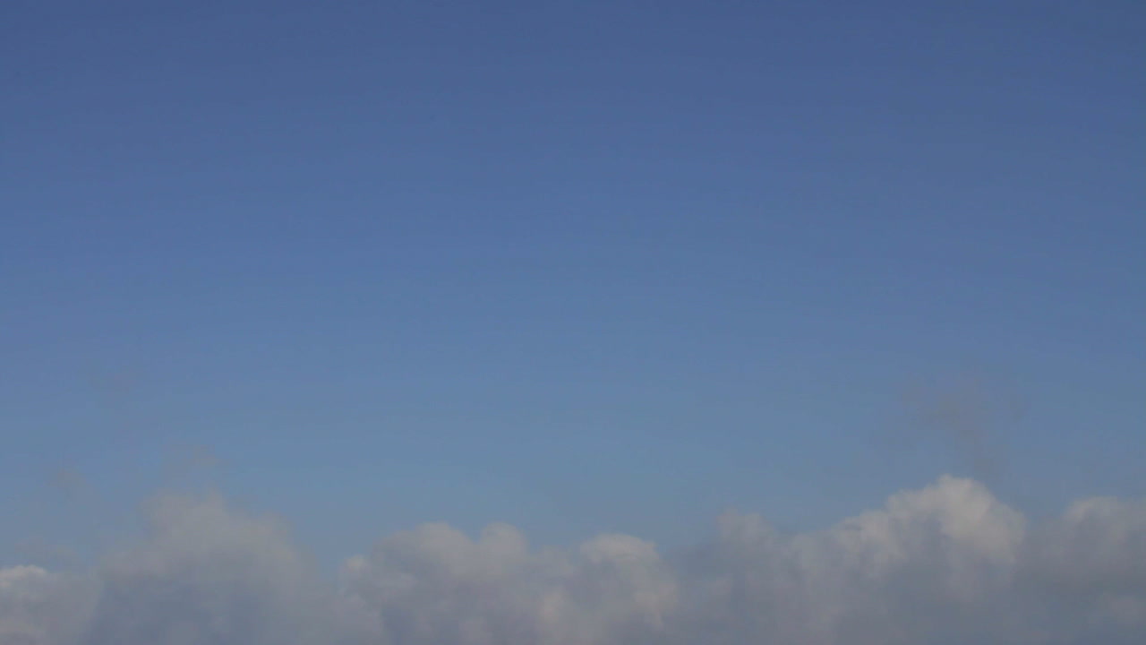 푸른 하늘에서 산토리니 칼데라 한가운데에 있는 네아 카메니 화산섬까지 아래로 기울어져 보세요