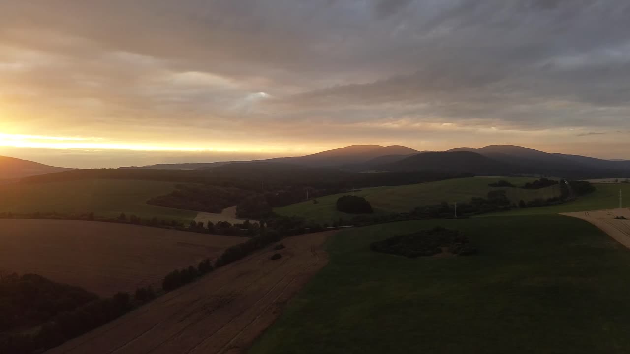 impresionante puesta de sol sobre el campo eslovaco