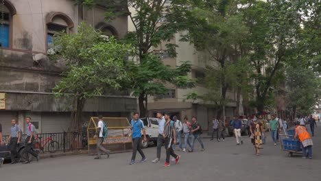 Busy-Streets-With-People-Commuting-And-Buildings-In-Mumbai-India