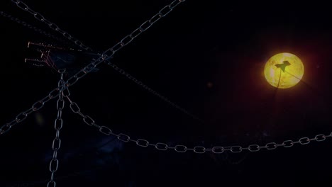 una misteriosa estructura cósmica con pesadas cadenas oxidadas y plataformas abandonadas de ciencia ficción