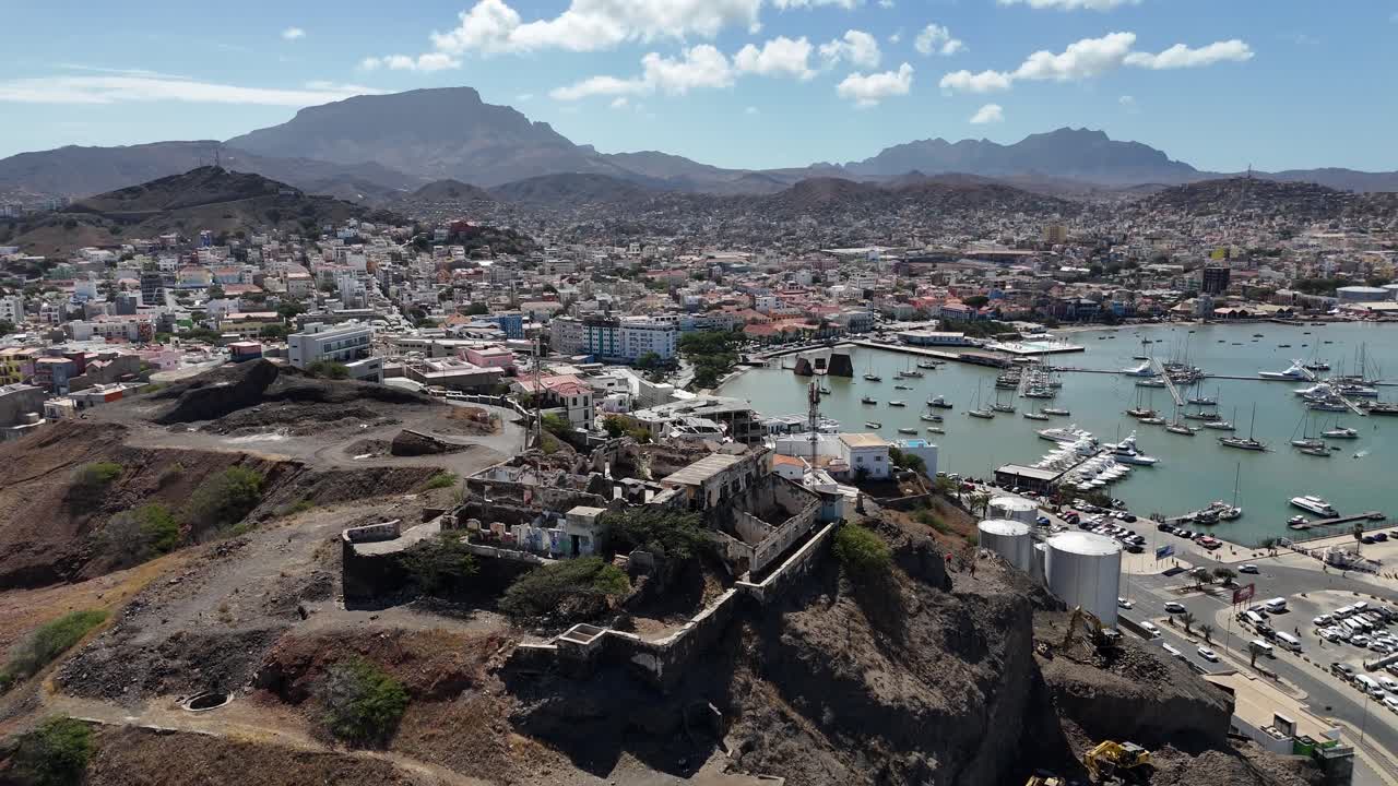 ミンデロ市とマリーナを見下ろすフォルティム・ド・エル・レイ遺跡の空撮。カーボベルデのサン・ヴィセンテ港、植民地時代の建築、火山峰のパノラマビュー。
