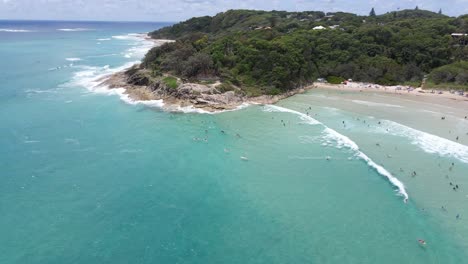 Paisaje-De-Personas-Que-Tienen-Su-Escapada-De-Verano-En-La-Playa-Del-Cilindro-En-La-Isla-De-North-Stradbroke,-Queensland,-Australia