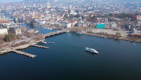 aéreo del puente del centro y el ferry, zurich, suiza