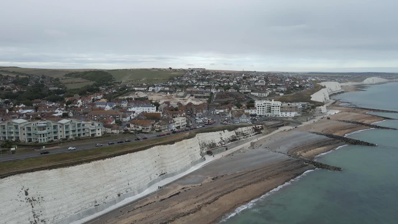 Luftaufnahme der weißen Klippen der englischen Küstenstadt Rottingdean, UK.