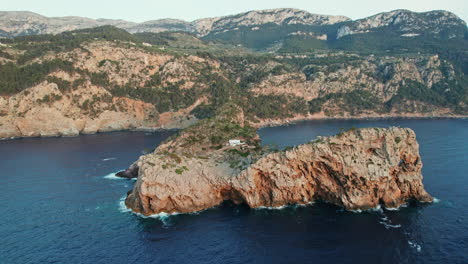 promontorio punta de sa foradada en mallorca, españa - toma aérea de un dron