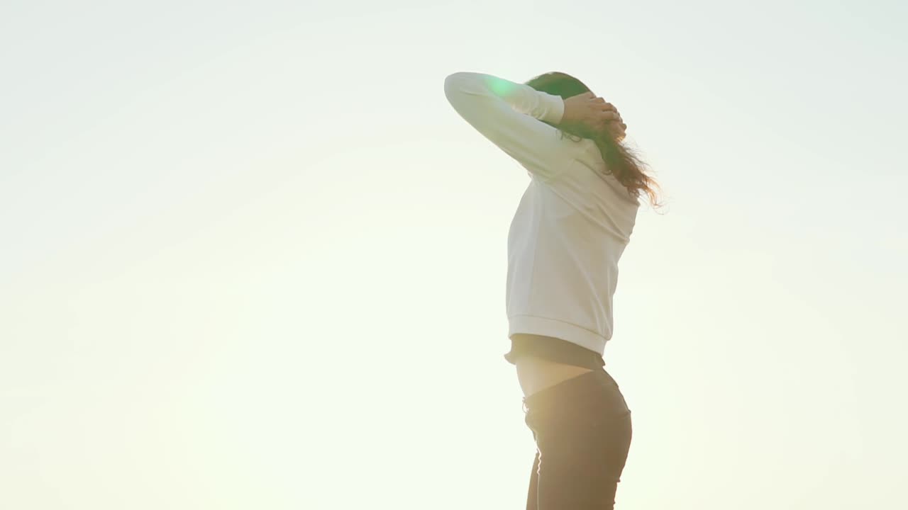 행복한 여자가 야외에서 춤을 춘다