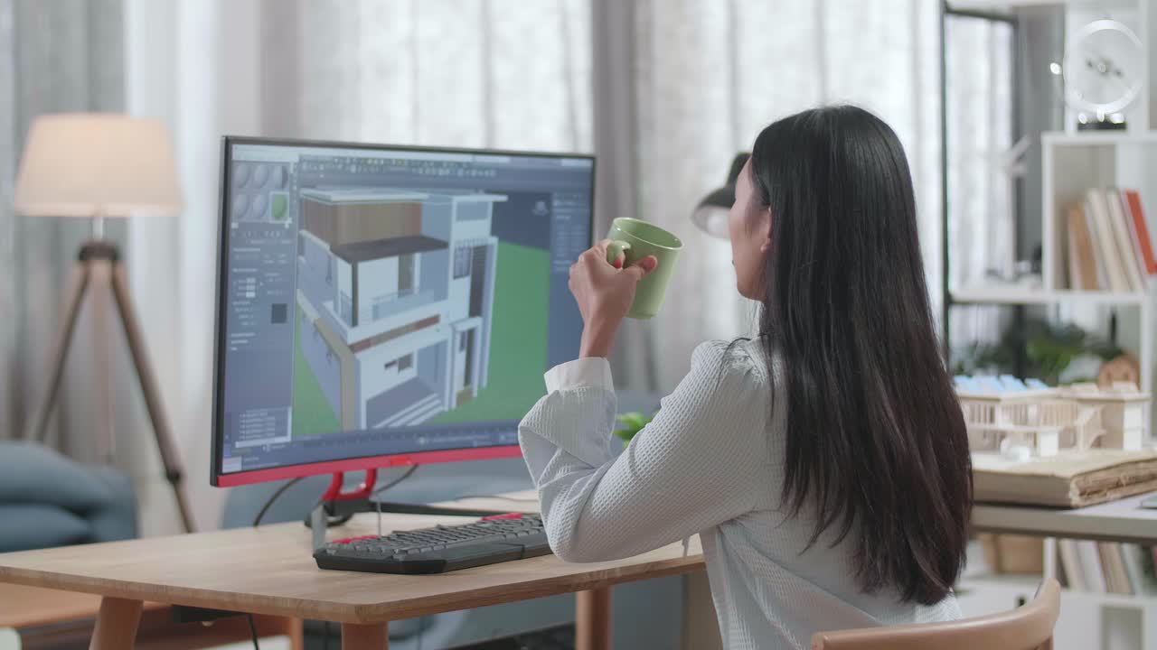아시아 여성 엔지니어가 집에서 집을 디자인하는 동안 커피를 마시고 있습니다. 사이버 게임 집 디자인과 장식