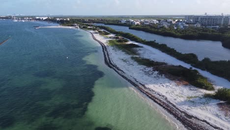 amplia imagen aérea de la costa de la península de cancún, imágenes de aviones no tripulados de hoteles en la distancia y la orilla del océano con aguas azules claras