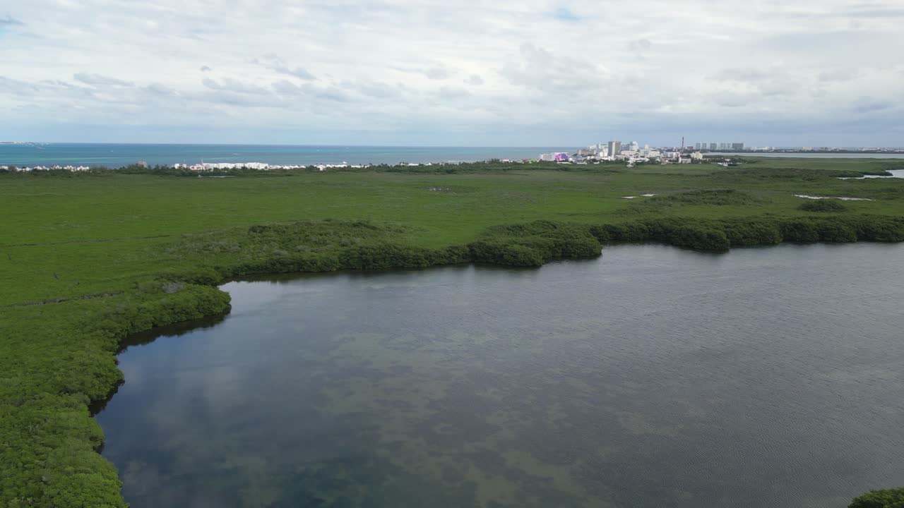 sobrevuelo de la laguna de manglares de nichupte en la costa caribeña de cancún, méxico