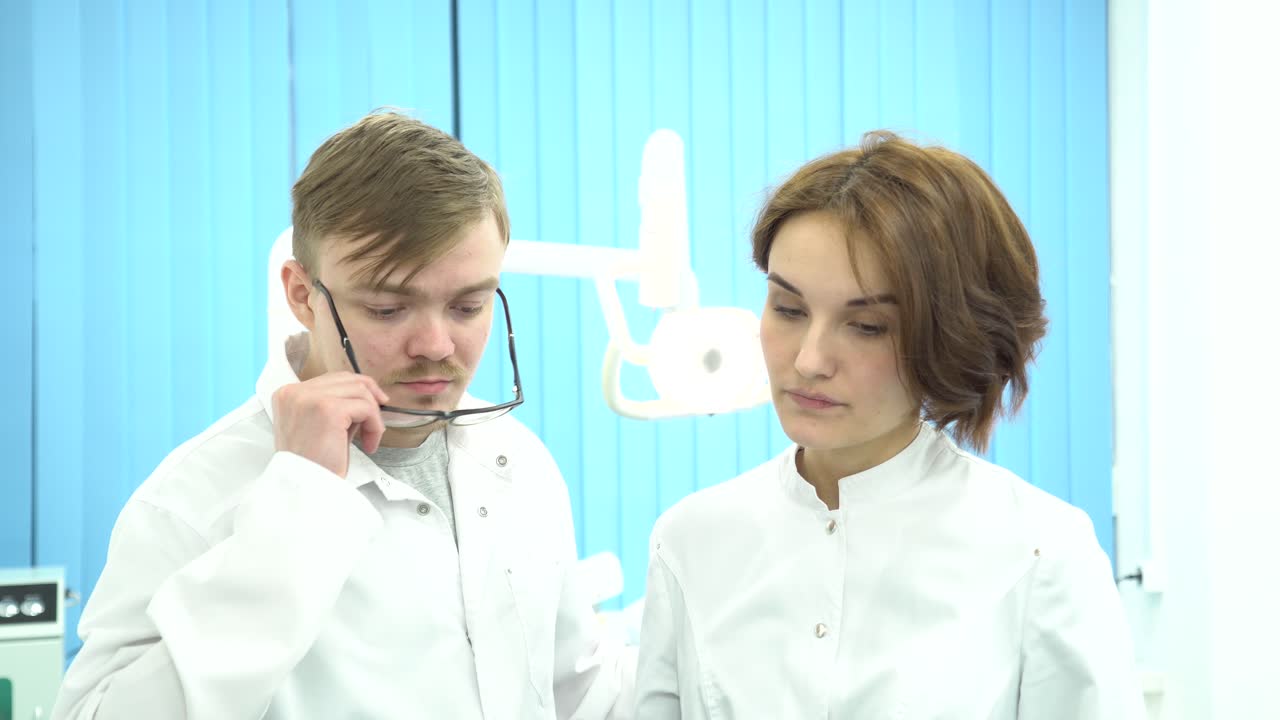 스레이를 검토하는 의사