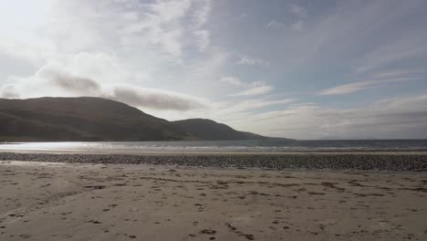 Una-Tranquila-Playa-De-Arena-Escocesa-En-La-Isla-De-Skye