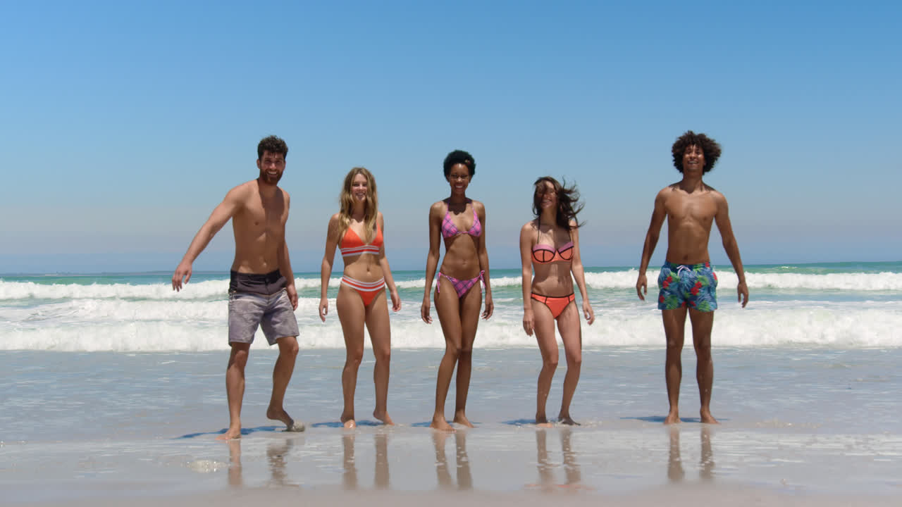 해변에서 함께 점프하는 젊은 친구들 4k