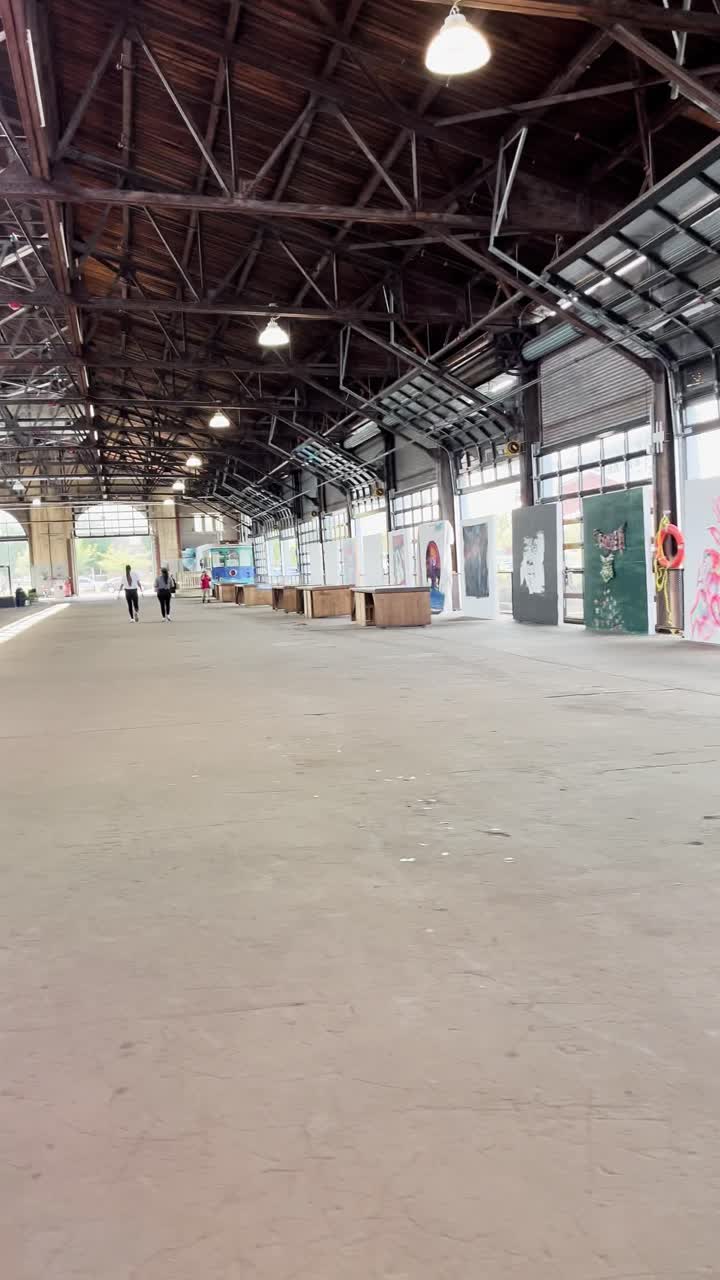 Mercato coperto e mostra d'arte in un edificio industriale riqualificato