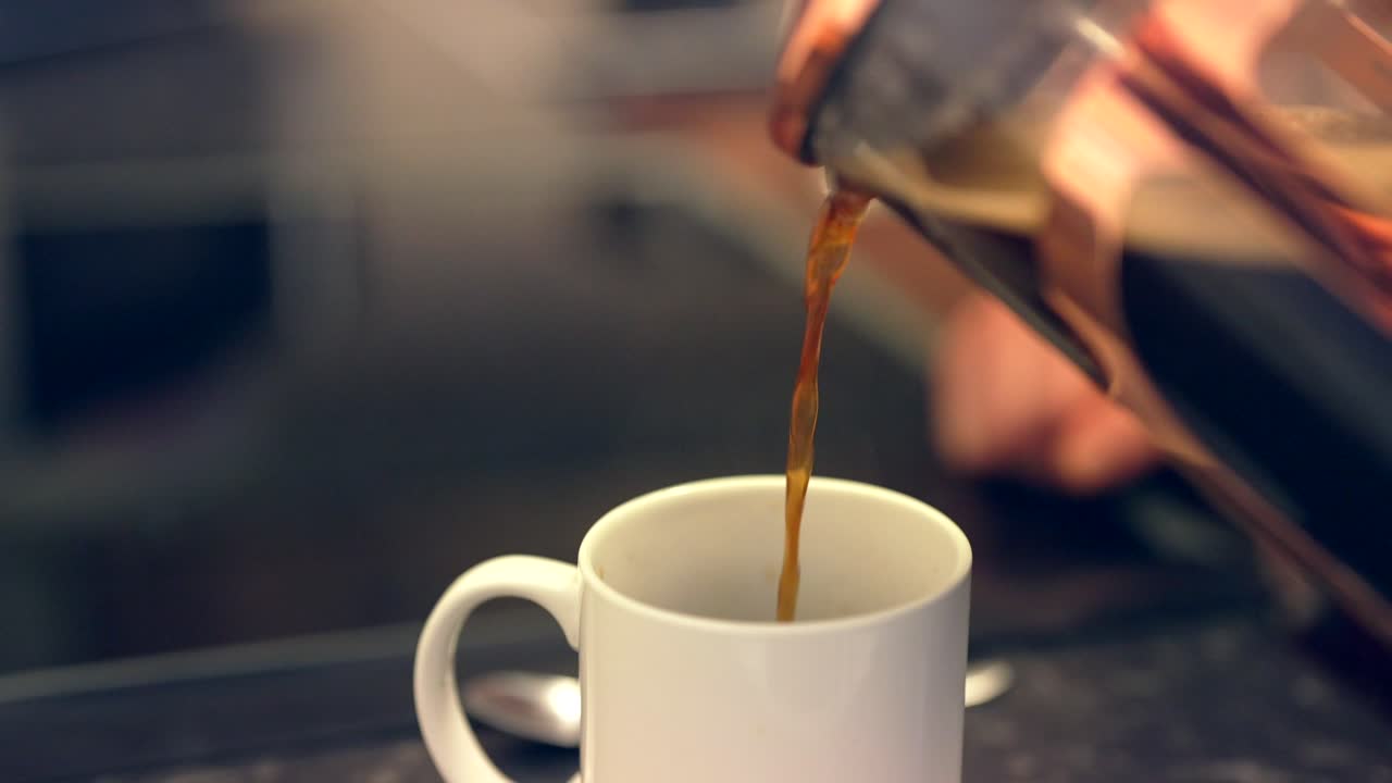 증류 하는 뜨거운 커피 는 유리 카라프 에서 밝은  ⁇  컵 에  ⁇ 는다