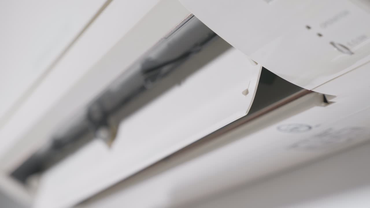 Swing air conditioner cooling fresh system activation saving energy