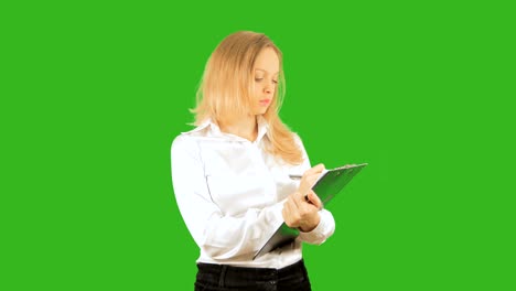 4k, mujer de negocios escribe información. aislado en un fondo. maqueta. chromakey