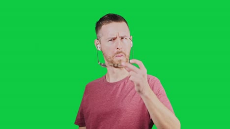 expresión facial sorprendida y confundida del hombre blanco con motas, aislado en pantalla verde