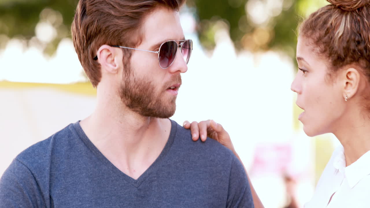 으로 보이는 커플이 이야기하고 있습니다.