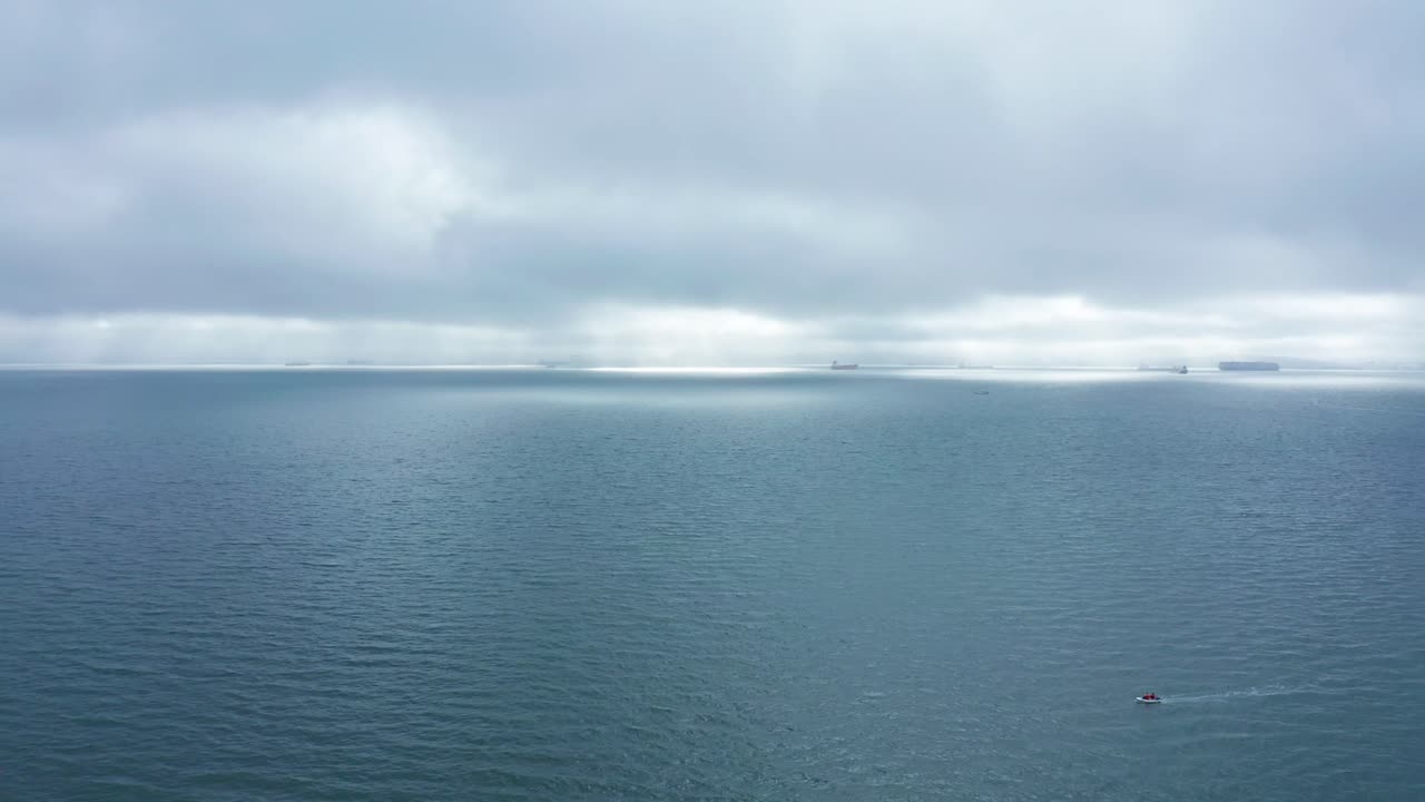 햇살이 비치는 아름다운 하늘과 만의 물