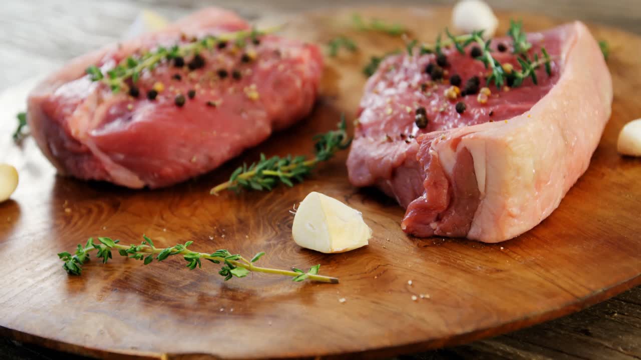 bistec marinado y ingredientes en tablero de madera