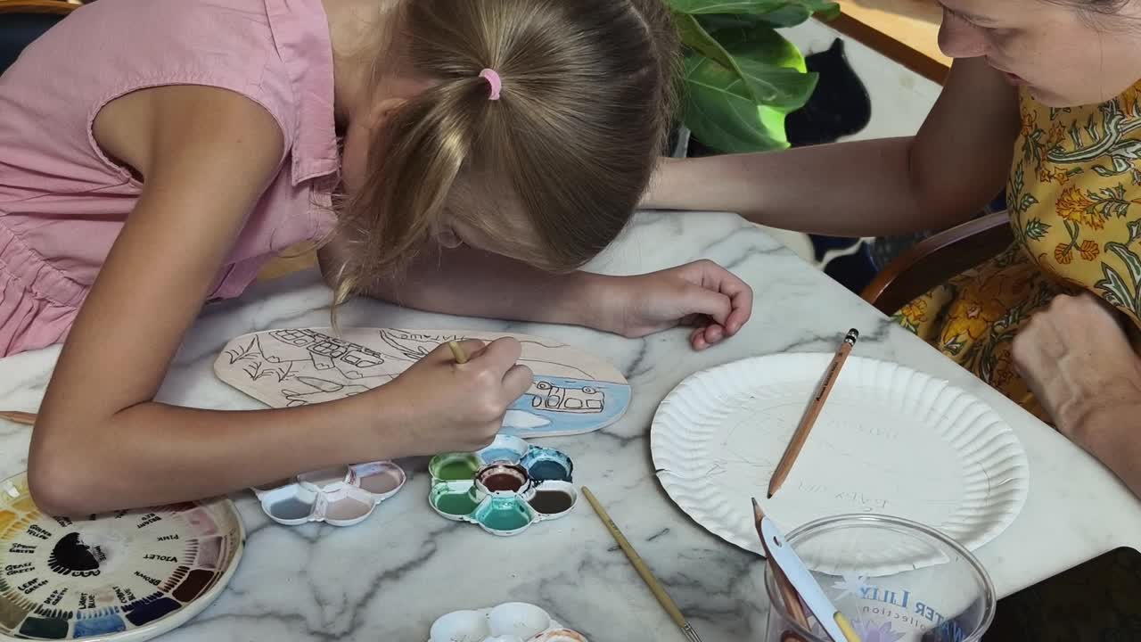 madre e hija pintando cerámica