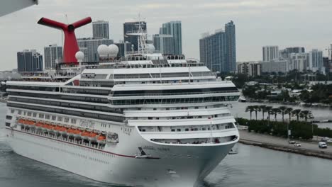 Carnival-Kreuzfahrtschiff-Verlässt-Den-Hafen-Von-Miami-In-Florida,-USA