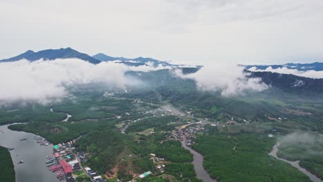 dron aéreo sobre el río de la presa de lang thung nang en el puerto pesquero de la provincia de khura buri con un hermoso paisaje verde y nubes