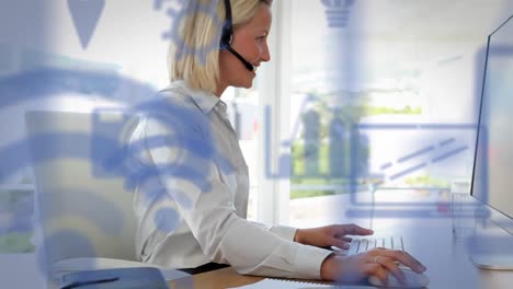 animación de una mujer caucásica sonriendo a la cámara con auriculares sobre múltiples iconos azules