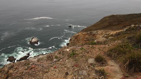 沿著 point reyes 懸崖的邊緣望向下面的岩石海岸