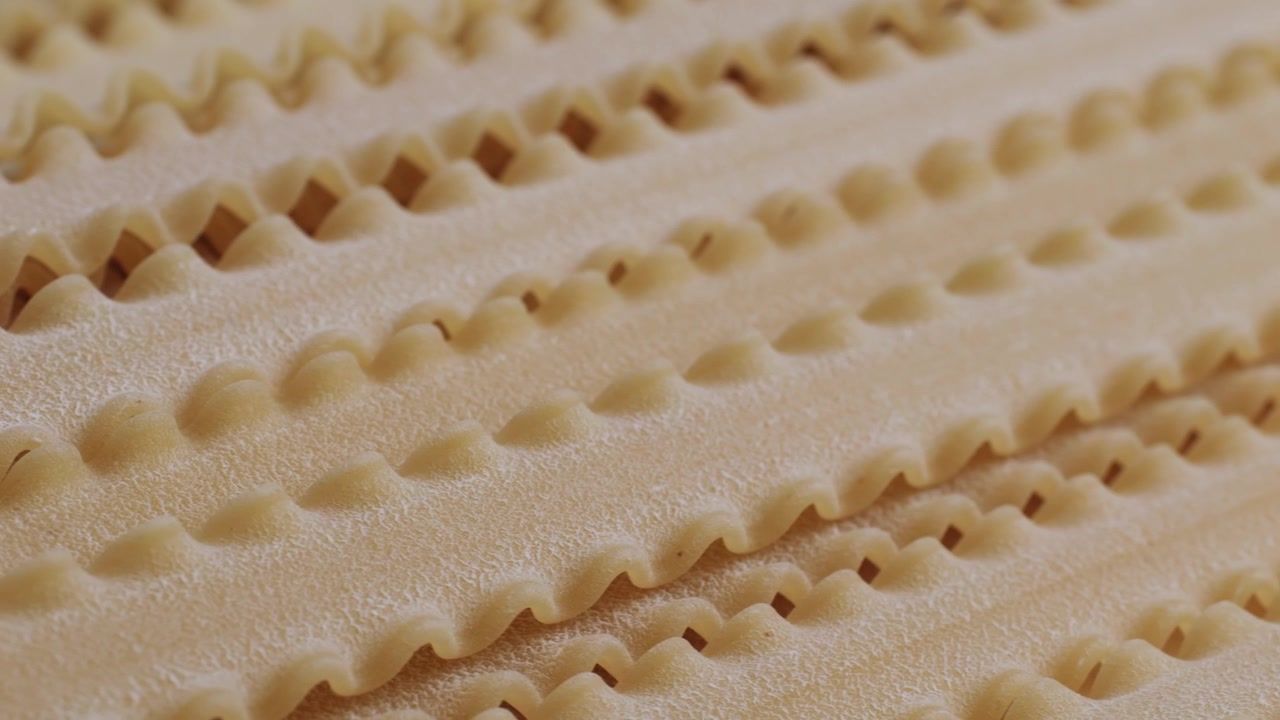 Gros plan de feuilles de pâtes à lasagnes crues