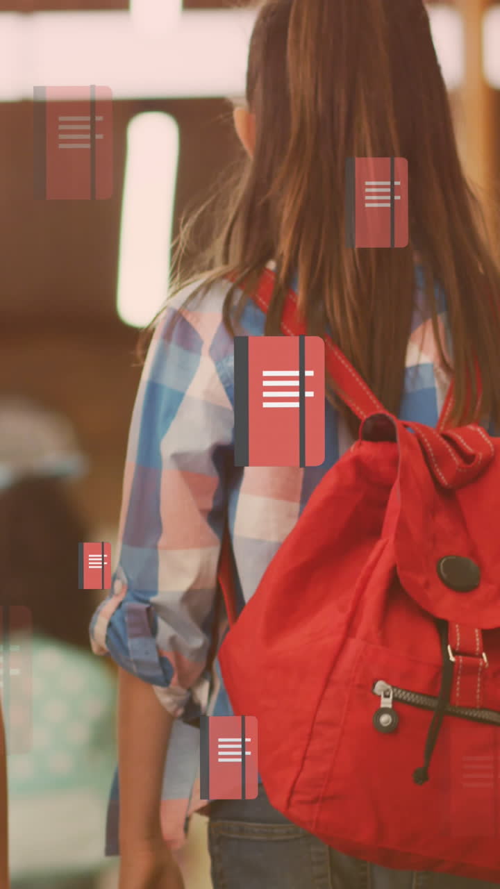 animación de cuadernos sobre la espalda de los alumnos caucásicos caminando por el pasillo de la escuela
