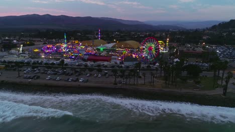 Antena-Al-Atardecer-Sobre-Un-Gran-Recinto-Ferial-Y-Ferial-Del-Condado-Con-Noria-Feria-Del-Condado-De-Ventura-4