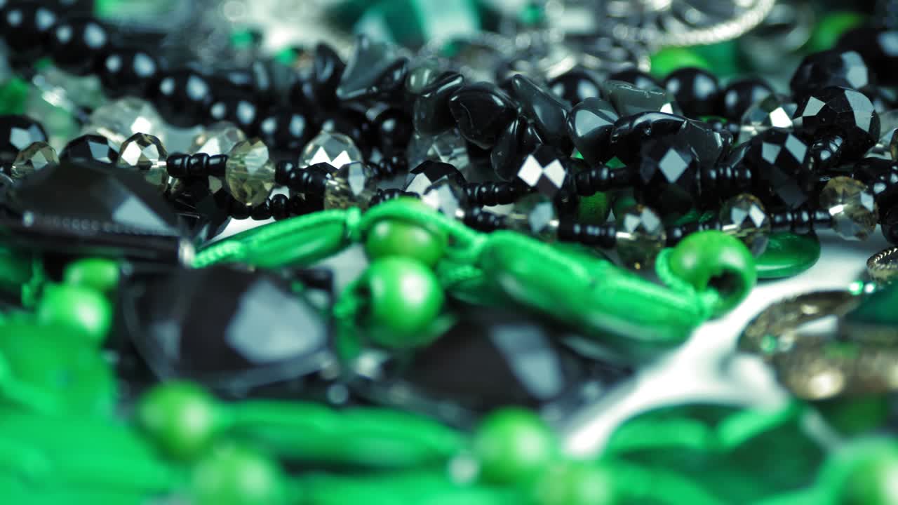 보석, 구슬, 클로즈업, 회전, 아름다운 반이는, 반이는 보석, 보석, 매크로, 다양한 색상의 많은 구슬, 다양한 보석, 돌 제품, 녹색 말라키트 구슬