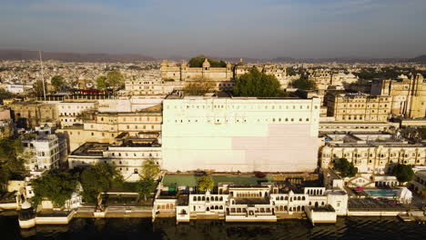 Fliegen-Auf-Dem-Regierungsmuseum-An-Der-City-Palace-Road,-Altstadt,-Silawatwari,-Udaipur,-Rajasthan,-Indien