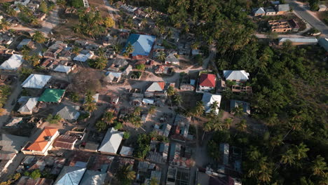fotografía de aviones no tripulados de las calles y casas de un pueblo en zanzíbar, tanzania