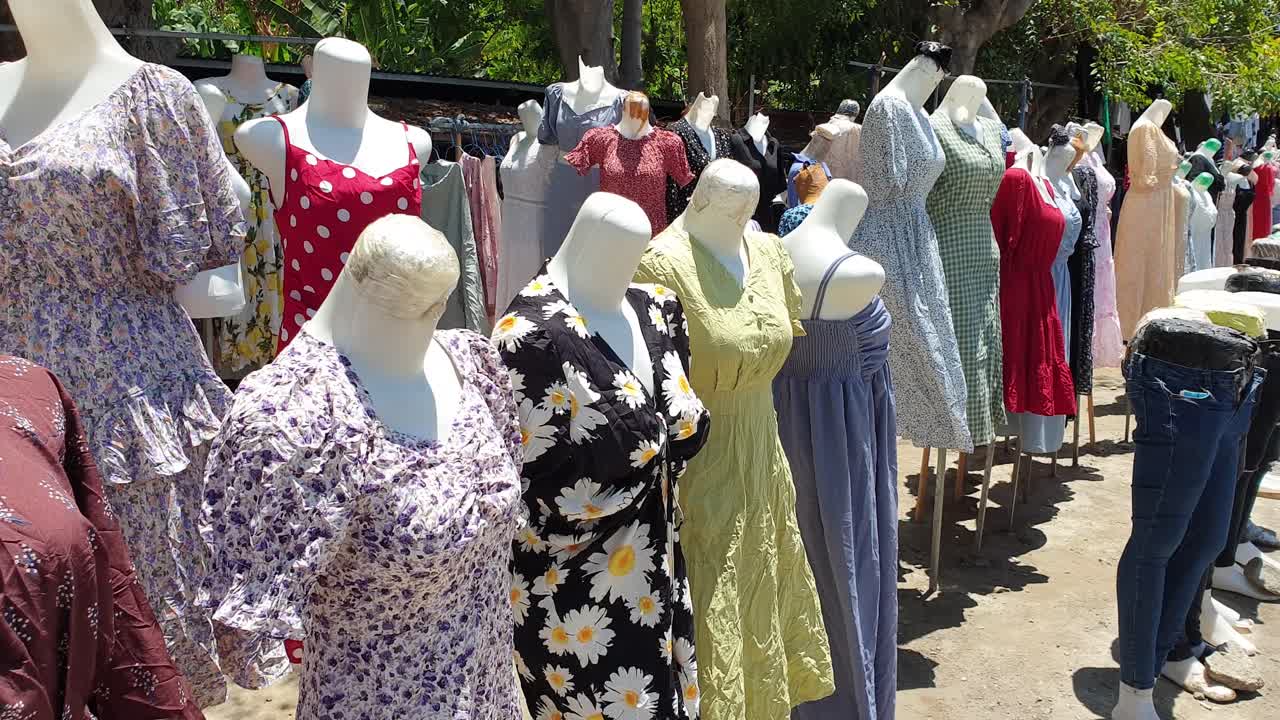 잘 알려지지 않은 동남아시아의 중고 의류 시장 매점에서 마네킹에 전시된 여성용 드레스