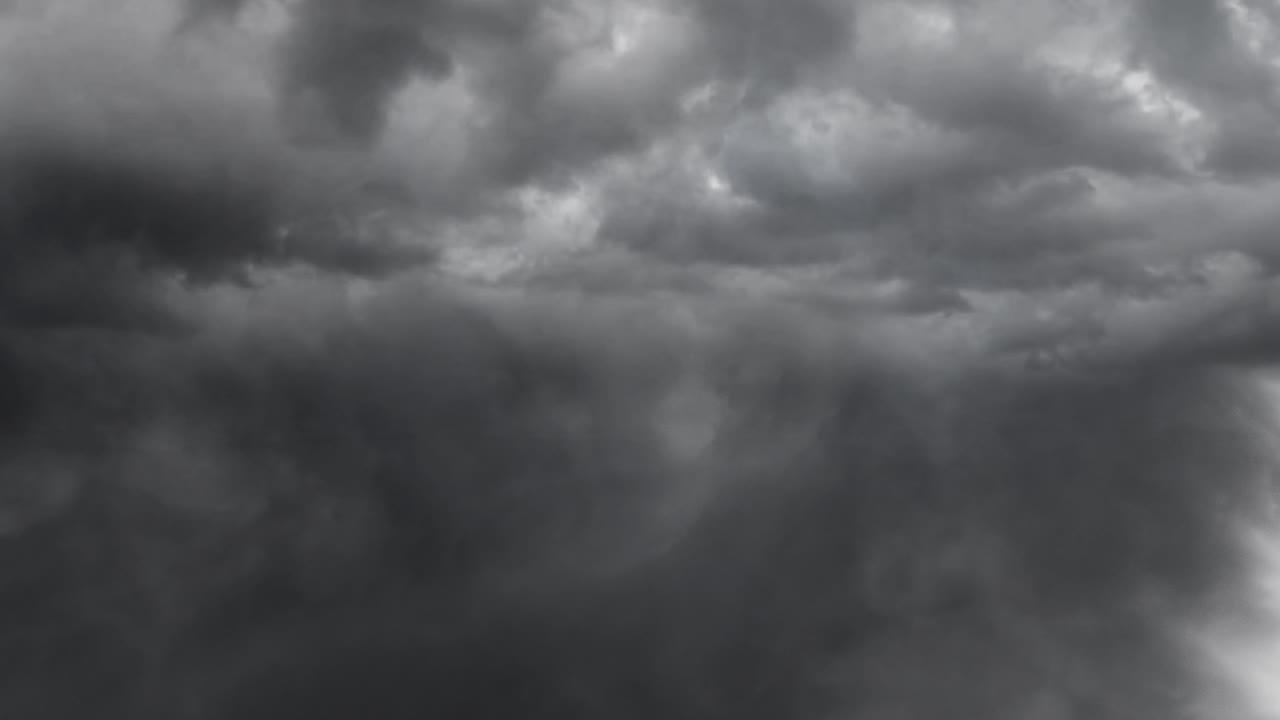 vista de 4k de una tormenta eléctrica dentro de unas oscuras nubes de cumulonimbus