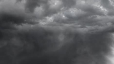 4k-Ansicht-Eines-Gewitters-In-Dunklen-Kumulonimbuswolken
