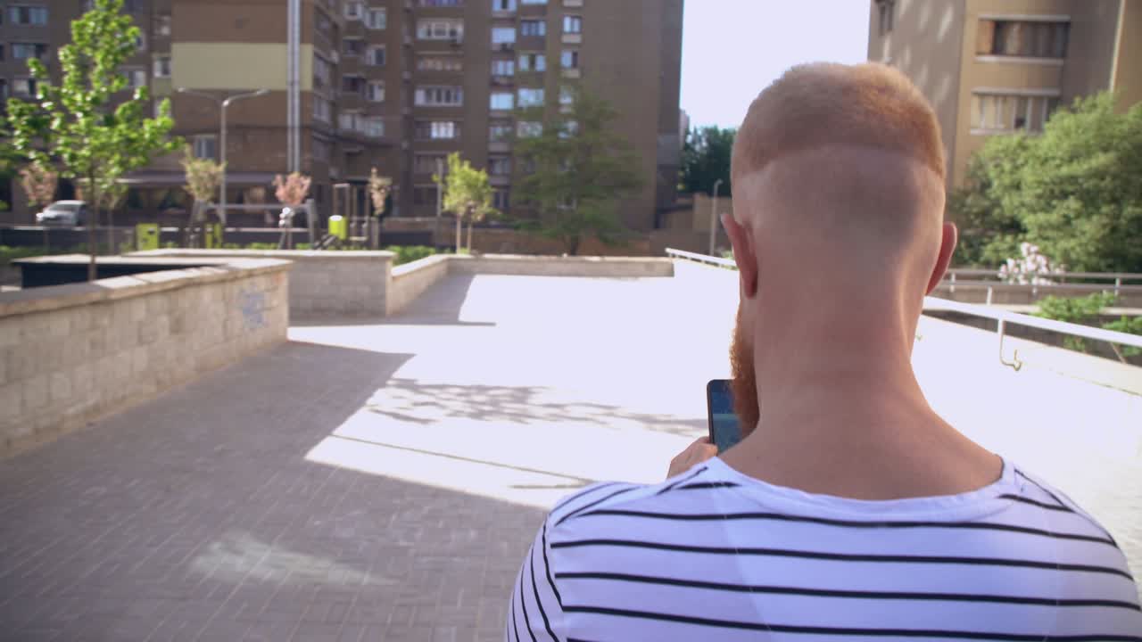 도시에서 모바일로 인터넷을 서핑하는 남자