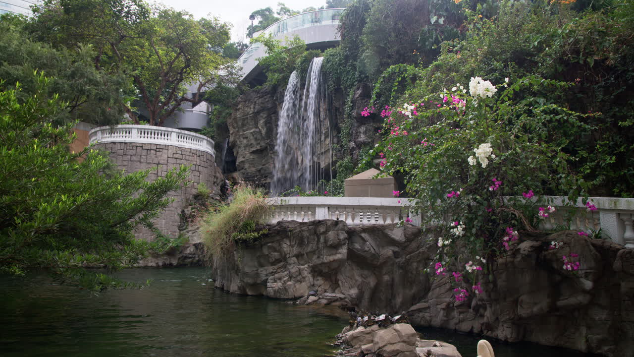 홍콩 공원 에 있는 폭포 와 초록색 자연