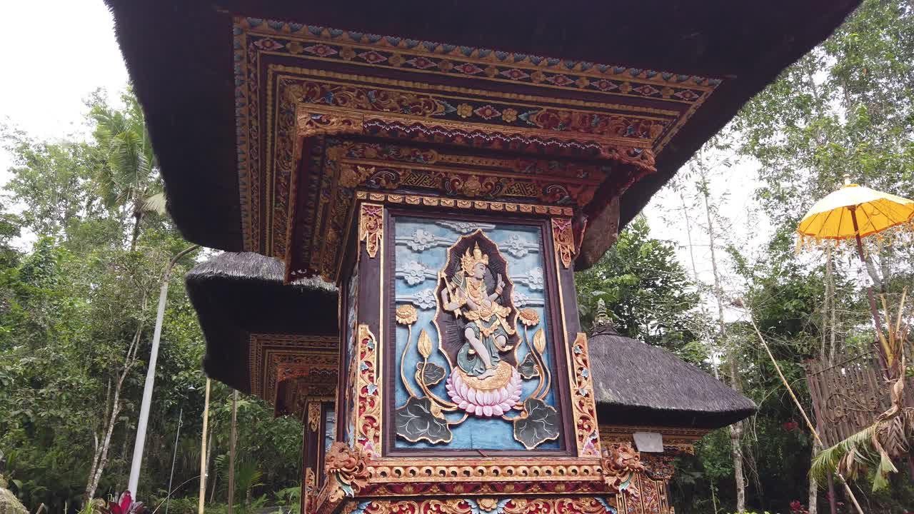 arte del templo de los dioses hindúes en bali indonesia, talla de madera en pintura colorida en el templo balinés, pura mengening tampaksiring