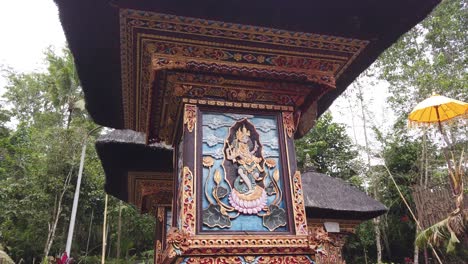 Arte-Del-Templo-De-Los-Dioses-Hindúes-En-Bali-Indonesia,-Talla-De-Madera-En-Pintura-Colorida-En-El-Templo-Balinés,-Pura-Mening-Tampaksiring