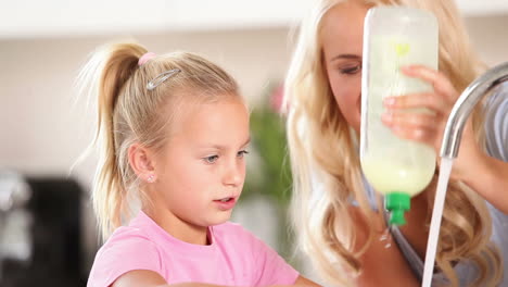 Mother-teaching-her-daughter-has-to-wash-the-dishes