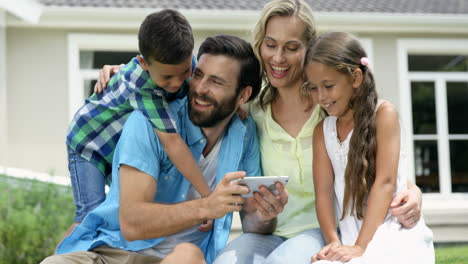 familia feliz buscando un teléfono inteligente