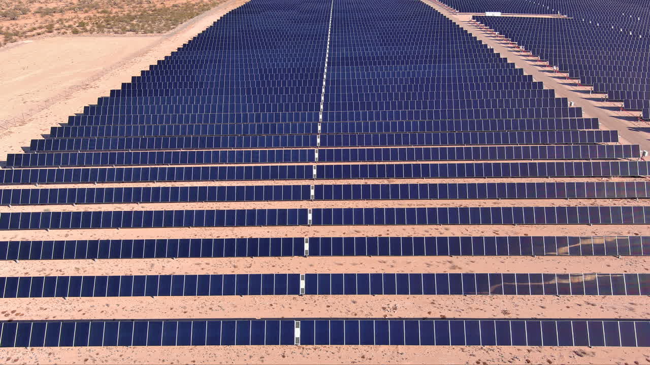 Filmisk panorering med drone af en solcellepark i Arizona med solpaneler.